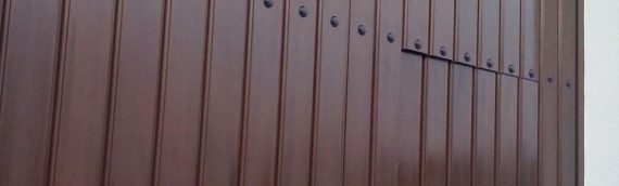 IMITACIÓN A MADERA EN PUERTA METALICA